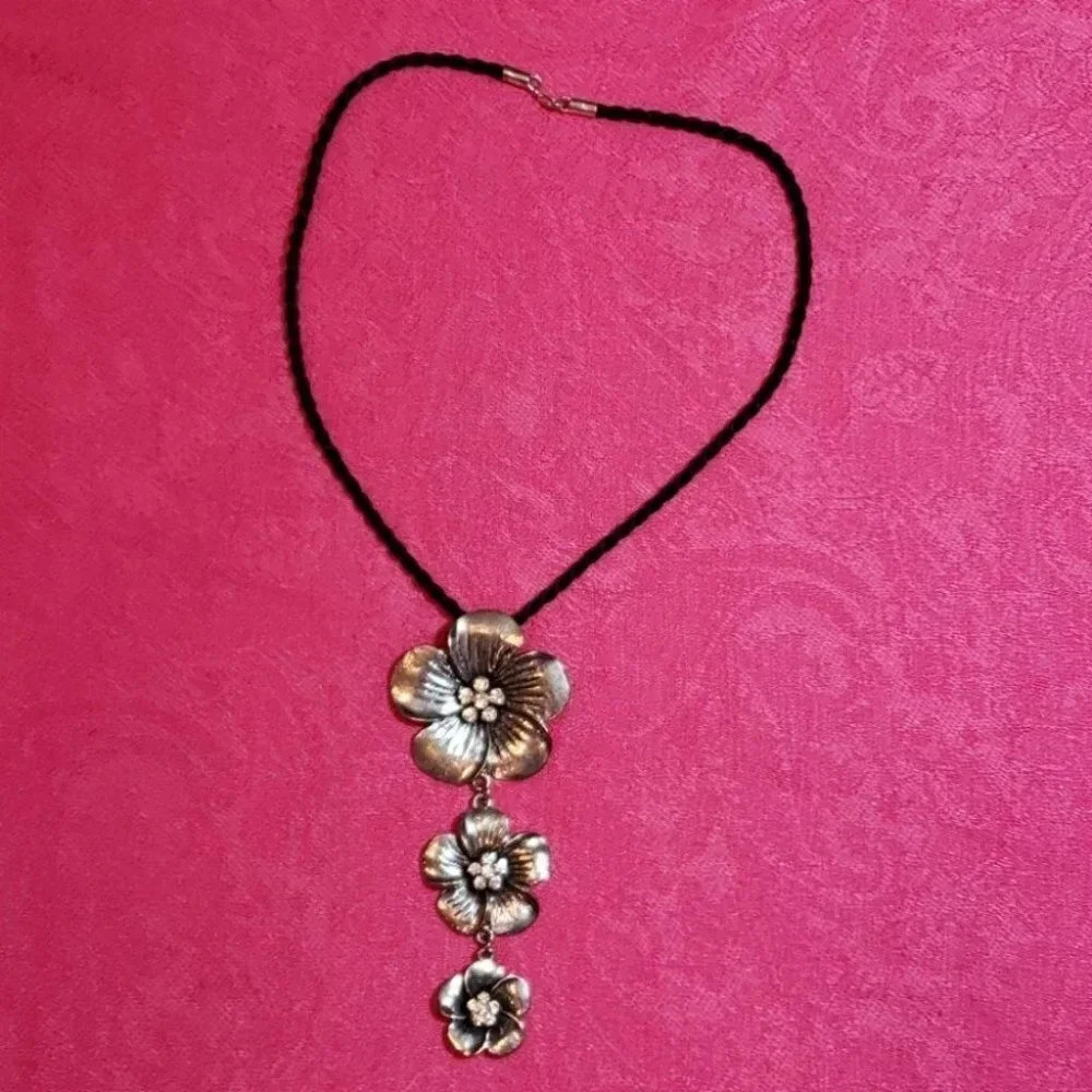 Black rope necklace w/ 3‎ flowers w rhinestones